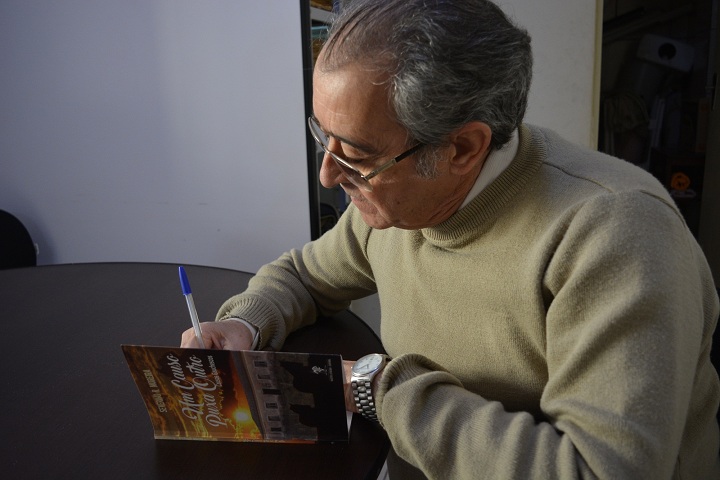 Severino autografa seu livro e o presenteia à equipe do Tribuna do Pampa