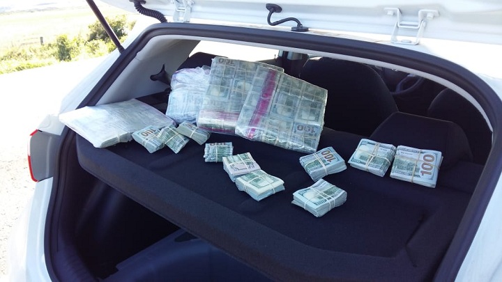 Dinheiro estava escondido embaixo da estepe, no porta-malas do veículo