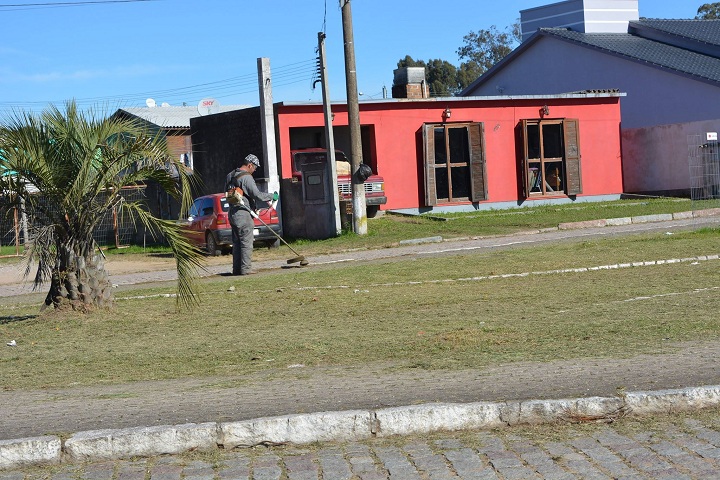 Aos poucos, as praças estão sendo limpas 