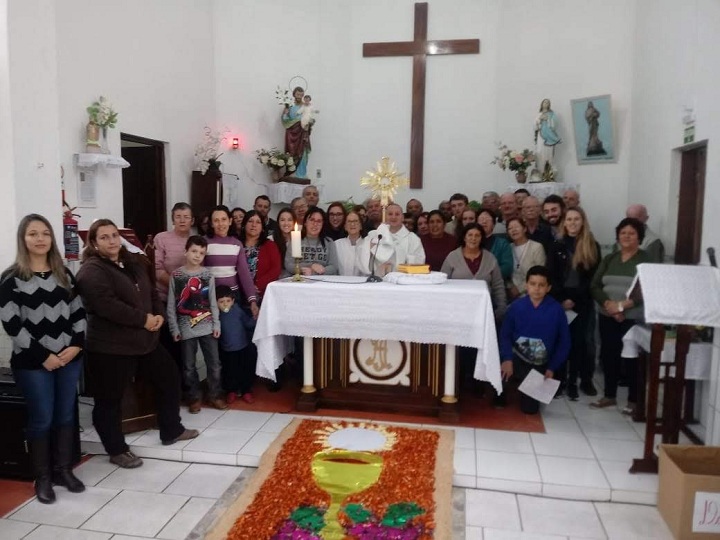 Fieis celebraram Corpus Christi na  Paróquia São José,  em Hulha Negra.  Momentos de fé e  agradecimento  marcaram a celebração