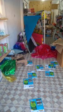 Produtos ficaram espalhados pelo piso da papelaria