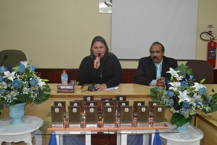 Mesa foi composta pela presidente Elizangela e pelo chefe de gabinete da Prefeitura, Elias Scoto