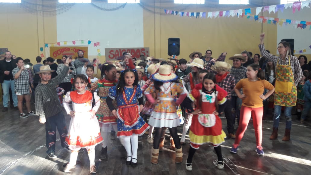 Turmas da escola Monteiro Lobato se apresentaram com danças que lembram os costumes caipiras