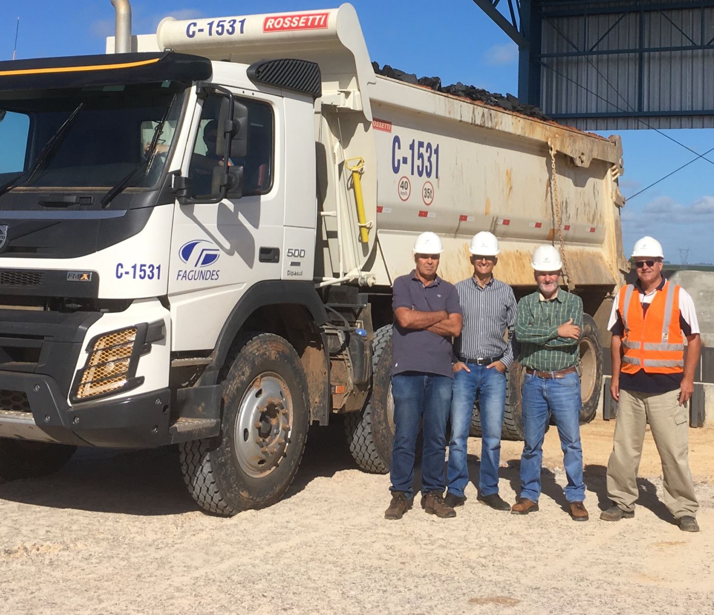 O primeiro caminhão de carvão que receberam na planta. Na foto estão o diretor de Operações, Alexandre Grigorieff, o gerente de Projetos, Nelson Kadel Jr., o geólogo, Gustavo Bastiani e engenheiro de minas, João Feijó