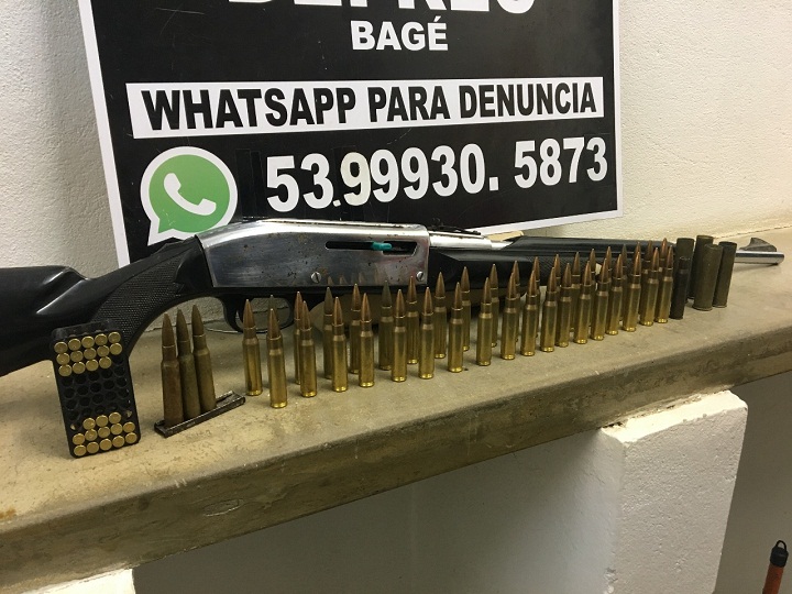 A espingarda calibre .22 com a numeração raspada e as munições de fuzil foram apreendidas 