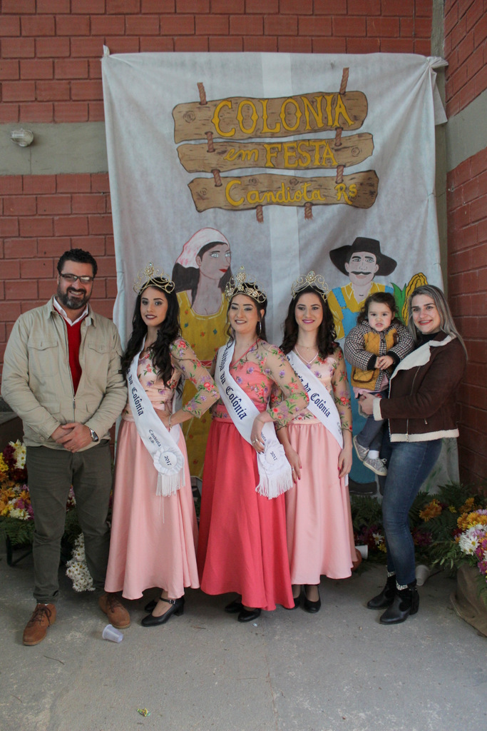 Prefeito e primeira-dama com a corte do Colônia em festa