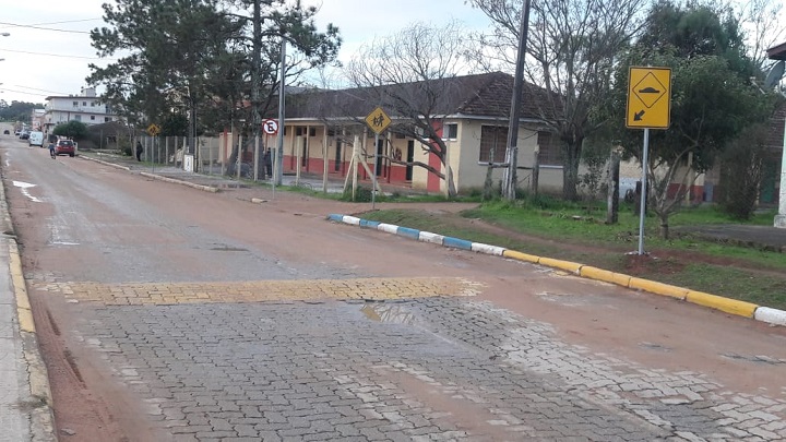Quebra-molas está instalado próximo a escola Monteiro Lobato