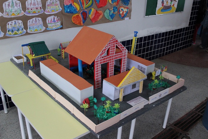 Uma maquete do prédio da escola foi confeccionada por alunos e professores