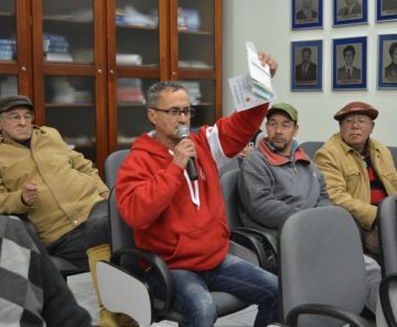 Durante a fala, Guatemi de Freitas mostrou os seus talões de IPTU desde 2005