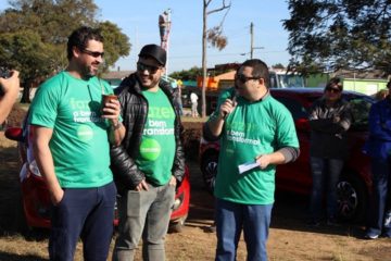 Prefeito Adriano (E) e o gerente da Intercement, Nelson Junior (D), participaram ativamente da ação