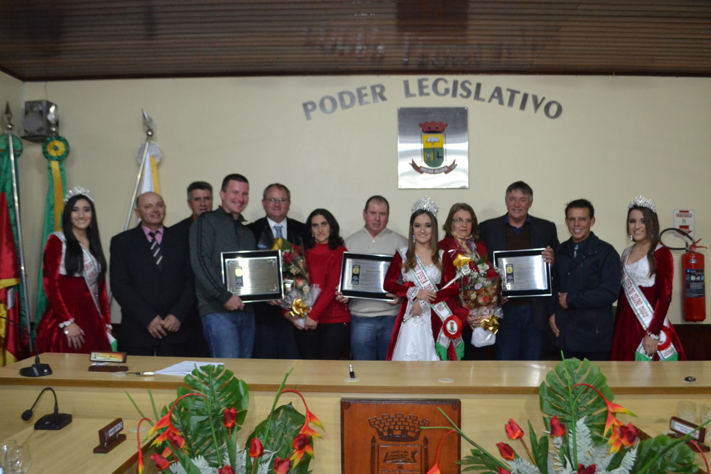 Homenageados posaram para foto oficial após a entrega dos Títulos de Honra ao Mérito