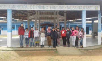 Na foto, a professora Adriane com a turma do 5º ano