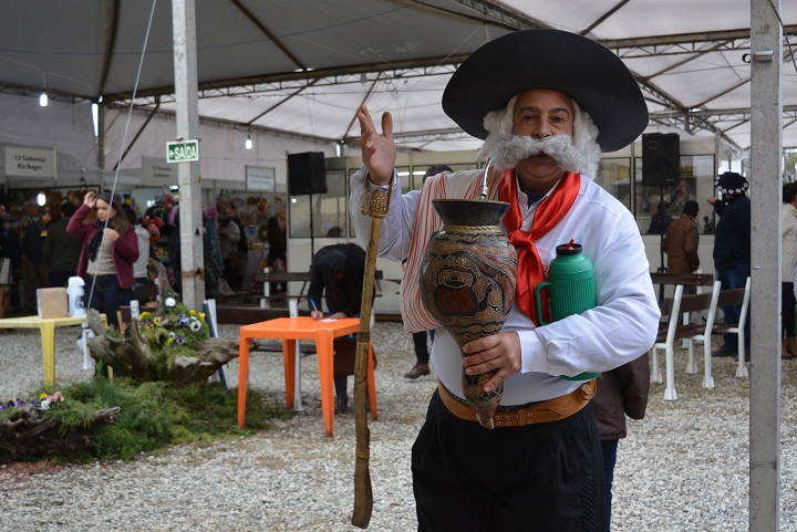 Tomando seu chimarrão, o personagem passeia pelo evento e chama atenção do público