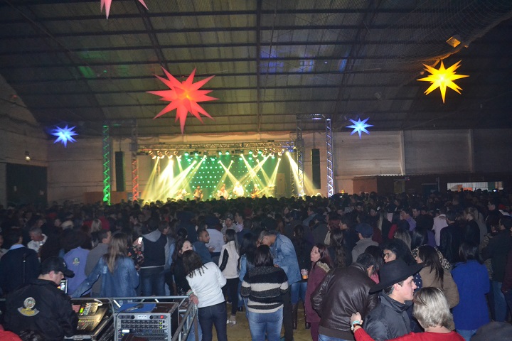 Ginásio lotado durante o baile com o Grupo Rodeio