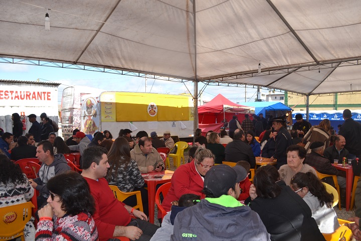 Praça de alimentação lotou neste domingo