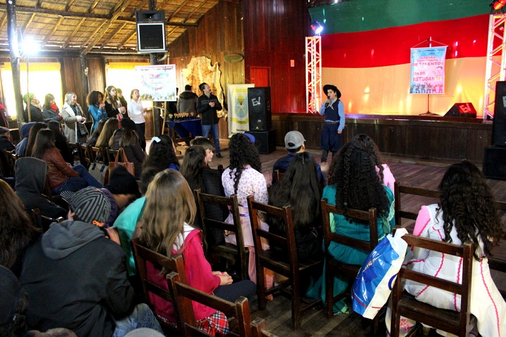 Evento teve por finalidade aproximar os estudantes da cultura nativista