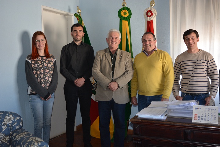 Na foto, a licenciadora ambiental, os responsáveis pelo empreendimento, o prefeito Zé Antônio e o chefe de gabinete