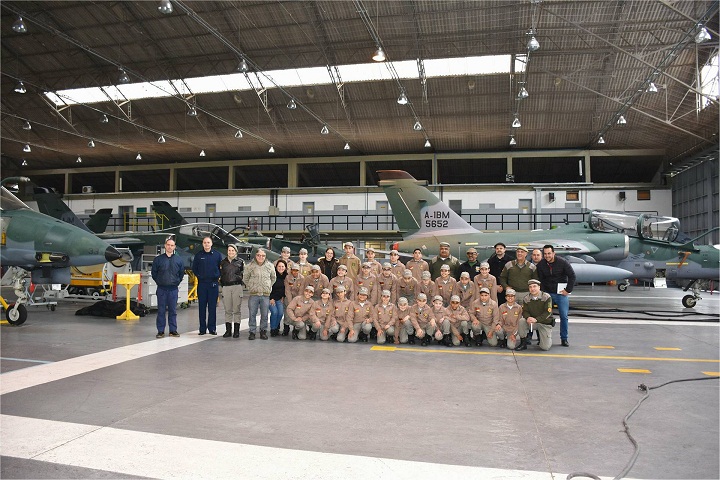 Pelotão Mirim, sargentos, voluntários e convidados na Base Área de Santa Maria