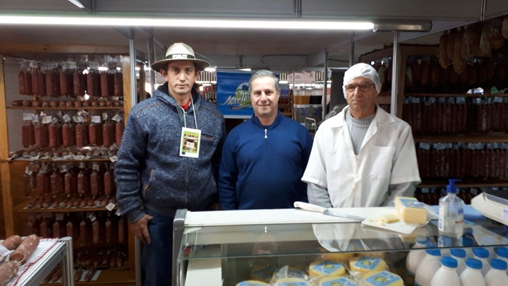 Produtor Élio (D) recebeu a visita do prefeito de Pedras Altas, Bebeto Perdomo (C)