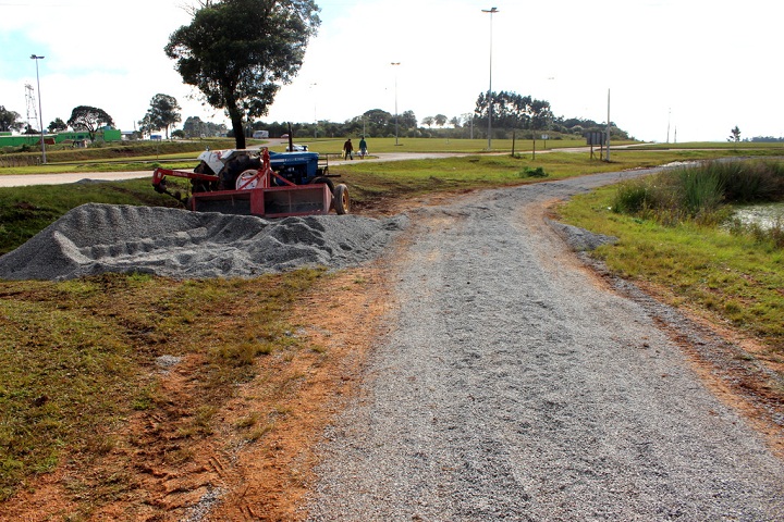 Caminhódromo já recebeu uma camada de brita, que depois será compactada