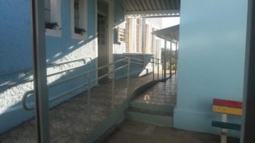 Rampas de acessibilidade foram instaladas na  entrada e pátio da escola