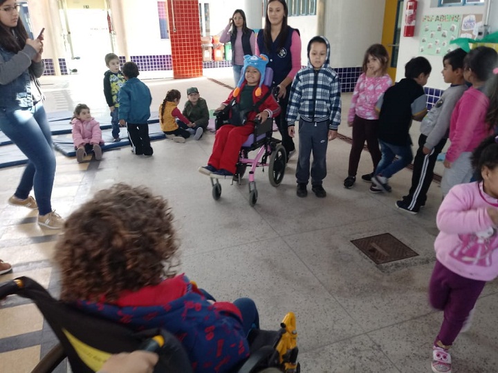 Alunos andaram em cadeiras de rodas e andadores com a coordenação dos professores para ver como alguém com deficiência "enxerga" as outras pessoas