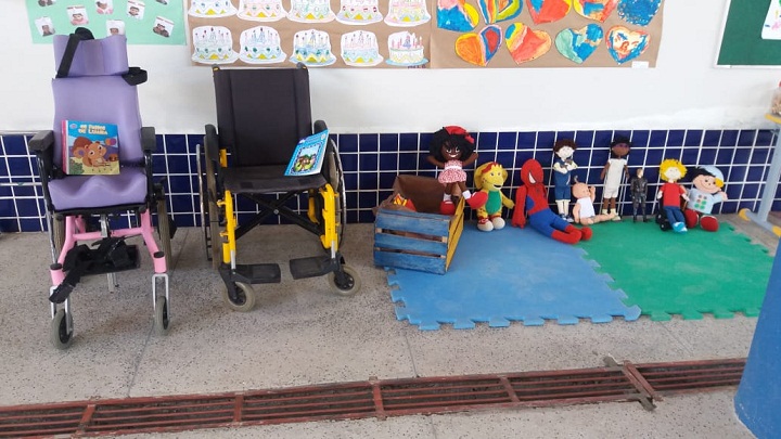 Cadeiras de rodas e bonecos inclusivos foram expostos no canto da diversidade inclusiva