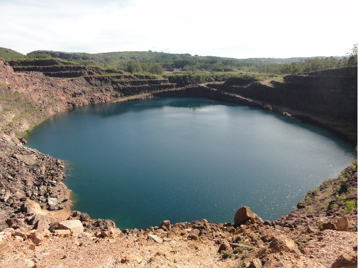 O geossítio Minas do Camaquã – Cava Uruguai, mostra uma extensa área minerada para extração de cobre em rochas sedimentares; suas operações foram encerradas em 1996. Nesse ponto, a altitude e de 215 metros. Na cava a céu aberto, devido as águas da chuva acumuladas ao longo dos anos, e pela estabilização do nível do lençol freático, formou-se um lago de cor azul