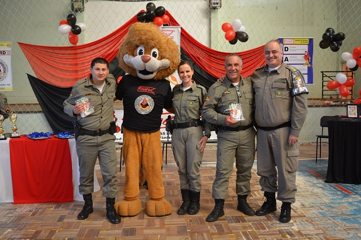 Brigadianos responsáveis pelo programa junto com o mascote