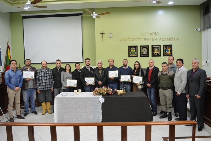 Na foto, autoridades e policiais homenageados