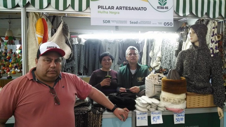 Secretário Luis Fernando visitou o estande da Pillar Artesanato