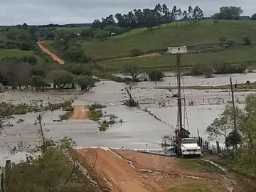 Vários locais ficaram com as passagens bloqueadas pela água