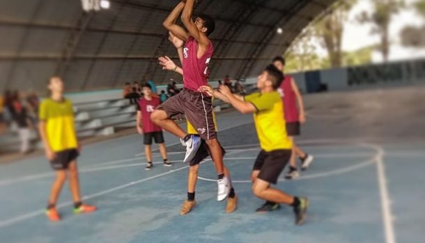 O jovem tem 17 anos e 2 metros de estatura